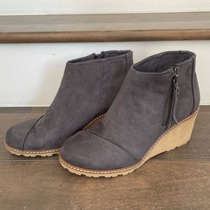 TOMS AVERY WEDGE BOOTIES size 7.5 grey